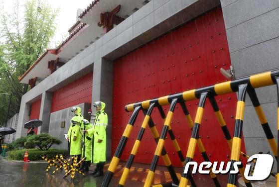 본문 이미지 - 서울 명동 주한 중국대사관 &#40;사진은 기사 내용과 무관함&#41; 2017.8.24/뉴스1 ⓒ News1 구윤성 기자