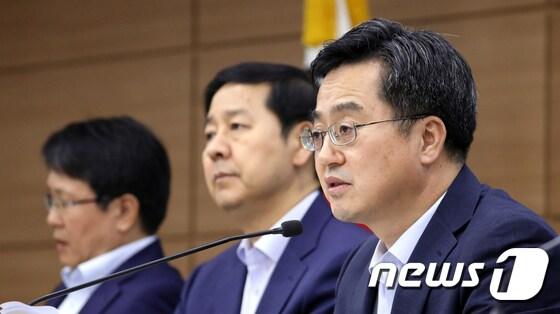 본문 이미지 - 김동연 경제부총리 겸 기획재정부 장관이 지난 24일 정부세종청사 기재부 브리핑실에서 2018년도 예산안 발표를 하고 있다. 2017.8.29/뉴스1 ⓒ News1 장수영 기자