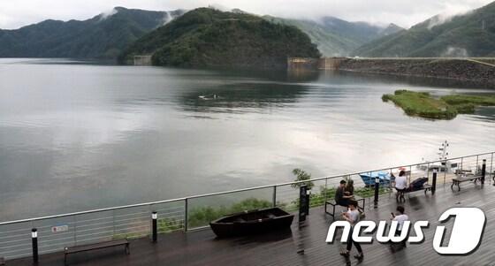 본문 이미지 - 24일 강원 춘천시 소양강댐 수위가 오후 6시 기준 190.38m를 기록, 6년만에 190m 돌파하면서 홍수기 제한수위(190.3m)를 돌파했다. 소양강댐 관리단은 계획홍수위(198m)에는 다소 여유가 있어 수문을 열 계획은 없다고 밝혔다.2017.8.24/뉴스1 ⓒ News1 홍성우 기자