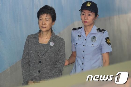 본문 이미지 - 이재용 삼성전자 부회장의 1심 선고공판이 예정된 25일 오전 박근혜 전 대통령이 592억 뇌물 관련 59회 공판에 출석하기 위해 법정으로 향하고 있다. 2017.8.25/뉴스1 ⓒ News1 성동훈 기자