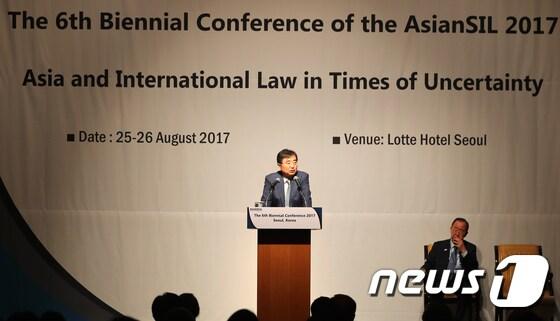 본문 이미지 - 조현 외교부 차관이 25일 오전 서울 중구 소공동 롯데호텔에서 열린 '아시아국제법학회 제6차 총회'에서 축사를 하고 있다.  2017.8.25/뉴스1 ⓒ News1 임준현 인턴기자