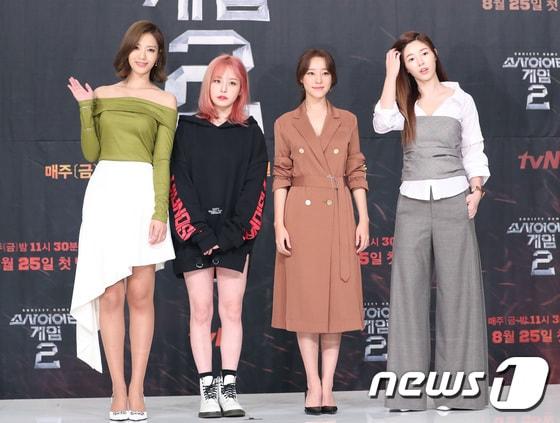 본문 이미지 - 정인영(왼쪽부터), 캐스퍼, 고우리, 유승옥이 25일 오전 서울 영등포 타임스퀘어에서 열린 tvN '소사이어티 게임2‘ 제작발표회에 참석해 포즈를 취하고 있다. 2017.8.25./뉴스1 ⓒ News1 권현진 기자