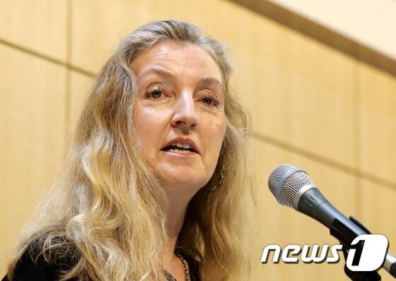 본문 이미지 - 미국을 대표하는 페미니스트 지식인이자 '여자들은 자꾸 같은 질문을 받는다' 저자인 리베카 솔닛이 25일 오전 서울 마포구 서교동 창비사옥에서 방한기념 기자간담회를 갖고 취재진 질문에 답하고 있다. 2017.8.25/뉴스1 ⓒ News1 박세연 기자