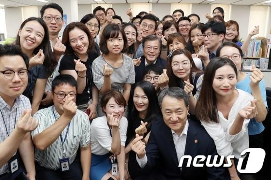 본문 이미지 - 문재인 대통령이 25일 오후 세종시 세종컨벤션센터에서 열린 '2017 기획재정부, 공정거래위원회, 금융위원회 업무보고'에 앞서 보건복지부를 깜짝 방문, 박능후 보건복지부 장관 및 직원들과 손 하트를 그리며 기념촬영을 하고 있다.(청와대)2017.8.25/뉴스1 ⓒ News1 이광호 기자