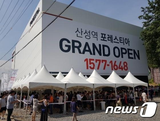 본문 이미지 - 25일 '산성역 포레스티아' 모델하우스를 찾은 방문객들의 모습ⓒ News1