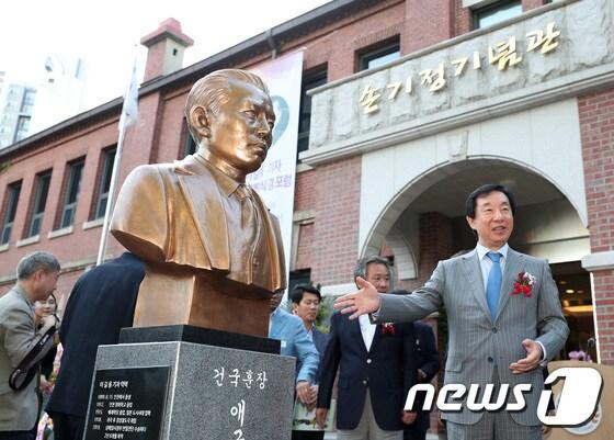 본문 이미지 - 2017년 8월 25일 오후 서울 중구 손기정 체육공원에서 열린 이길용 기자 흉상 제막식을 마치고 김성태 손기정기념재단 이사장 등 참석자들이 흉상을 살펴보고 있다. 2017.8.25/뉴스1 ⓒ News1 이재명 기자