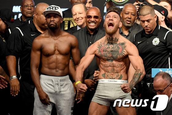 본문 이미지 - 메이웨더와 맥그리거가 계체를 통과했다. 세기의 대결이 이제 대결만을 남겨놓고 있다. ⓒ AFP=News1