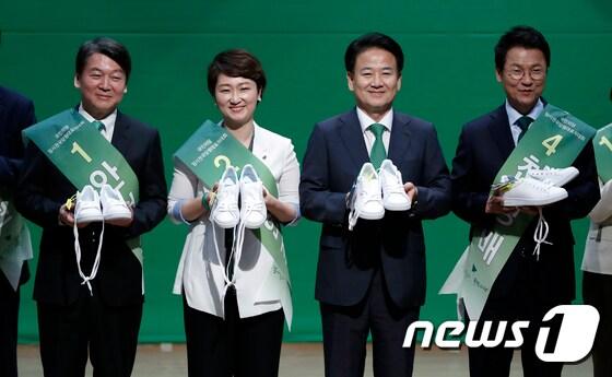 본문 이미지 - 27일 서울 여의도 국회의원회관에서 열린 국민의당 임시전국당원대표자회의에서 안철수, 이언주, 정동영, 천정배 당대표 후보가 선물받은 운동화를 들어보이고 있다. 2017.8.27/뉴스1 ⓒ News1 안은나 기자