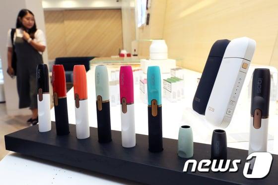 본문 이미지 - 27일 서울 아이코스(IQOS) 광화문점에서 궐련형 전자담배 제품이 진열돼 있다.  2017.8.27/뉴스1 ⓒ News1 황기선 기자