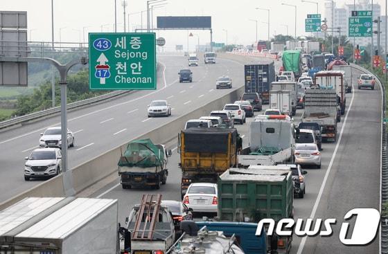 본문 이미지 - 28일 오전 경기도 평택시 오성ic 인근에서 평택 국제대교 붕괴 사고로 인한 국도 43호선 진입 차량 통행이 통제되고 있다. 지난 26일 오후 3시 20분에 발생한 이 사고로 경찰과 소방당국은 추가 붕괴를 우려해 국도 43호선 세종-평택 자동차전용국도 중 오성교차로에서 신남교차로 14km 구간을 통제하고 있으며 통제 지점은 오성IC, 길음IC, 도두IC, 신대IC 아산방향 등이다. 또 교량하부를 지나는 103번 면도도 통행을 제한한 상태다. 2017.8.28/뉴스1 ⓒ News1 오장환 기자