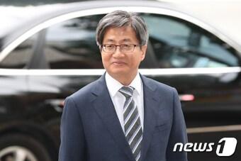 본문 이미지 - 김명수 대법원장 후보자가 28일 오전 서울 서초구 서초동에 마련된 청문회 준비 사무실로 출근하고 있다. 2017.8.28/뉴스1 ⓒ News1 구윤성 기자