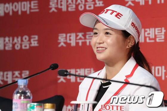 본문 이미지 - 프로전향을 선언한 최혜진(18)이 28일 서울 시그니엘 서울 호텔에서 열린 롯데와의 후원 조인식에서 취재진의 질문에 답하고 있다. 2017.8.28/뉴스1 ⓒ News1 임세영 기자