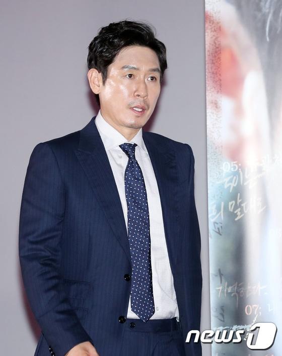 본문 이미지 - 배우 설경구가 28일 오후 서울 동대문 메가박스에서 열린 영화 ‘살인자의 기억법’(감독 원신연) 언론시사회에 참석하고 있다. 2017.8.28./뉴스1 ⓒ News1 권현진 기자