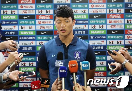 본문 이미지 - 축구대표팀 황희찬이 21일 경기 파주시 축구 국가대표팀 트레이닝 센터(NFC)에서 열린 국가대표 소집훈련에 앞서 이란전 포부를 밝히고 있다. 2017.8.28/뉴스1 ⓒ News1 오대일 기자