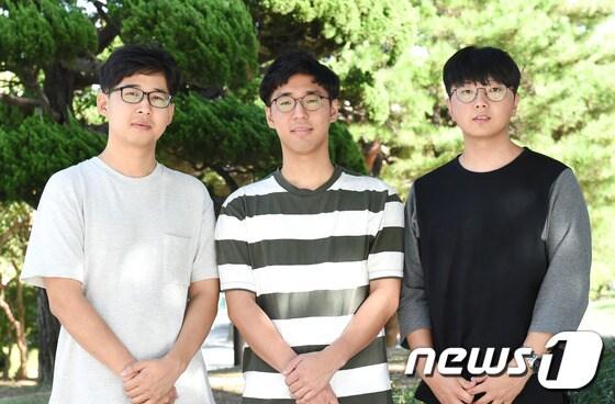 본문 이미지 - '수면 환경 개선을 위한 기계 학습기반의 IoT(사물인터넷,Internet of Things)선풍기 제어 시스템'을 개발중인 홍현기(왼쪽부터), 조석준, 김현웅 학생.(부경대 제공) ⓒ News1