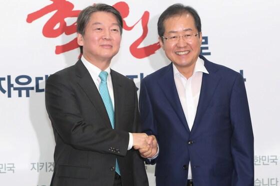 본문 이미지 - 2017년 8월 29일 당시 안철수 국민의당 신임 대표가 서울 여의도 자유한국당 당사 대표실을 찾아 홍준표 대표와 인사를 나누고 있다. ⓒ News1 