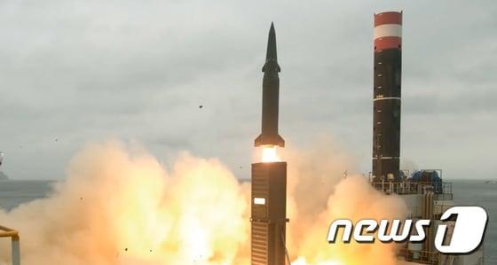 본문 이미지 - 우리 군의 &#39;500km 탄도미사일&#39;. &#40;국방부 제공&#41; 2017.8.29/뉴스1