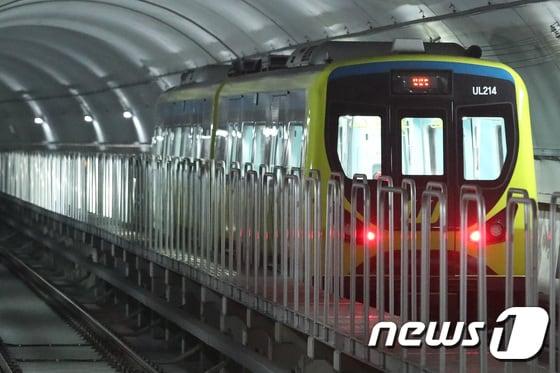 본문 이미지 - 서울 동대문구 신설동역에서 우이신설선 열차가 움직이고 있다. ⓒ News1 임세영 기자