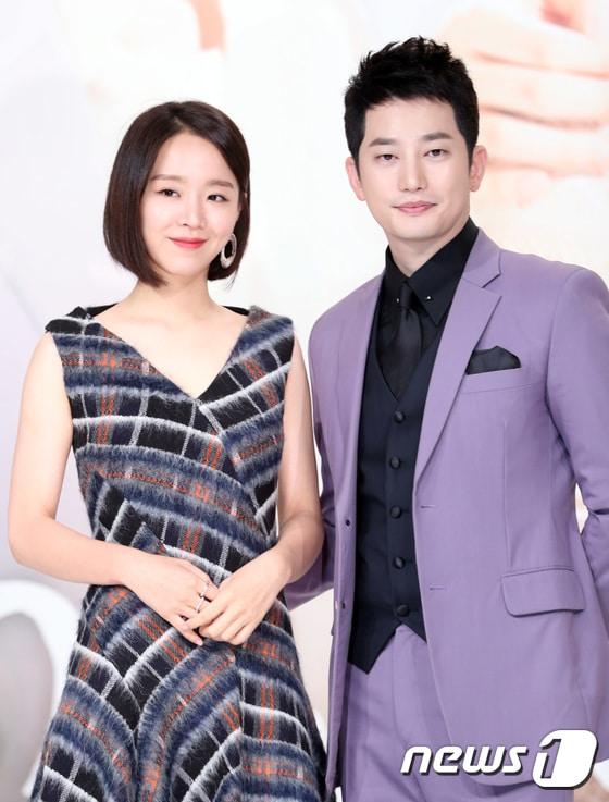 본문 이미지 - 배우 신혜선(왼쪽), 박시후가 29일 오후 서울 영등포 타임스퀘어에서 열린 KBS2 주말드라마 ‘황금빛 내인생’ 제작발표회에 참석해 포즈를 취하고 있다. 2017.8.29./뉴스1 ⓒ News1 권현진 기자