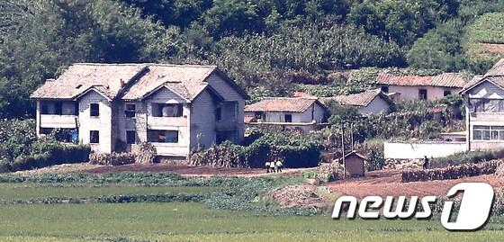 본문 이미지 - (자료사진) 북한 황해북도 개풍군 주변 마을. 2017.8.29/뉴스1 ⓒ News1 박지혜 기자