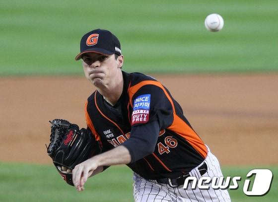 본문 이미지 - 9월 MVP에 선정된 롯데 자이언츠 외국인 투수 브룩스 레일리. /뉴스1 DBⓒ News1 신웅수 기자