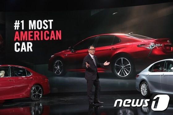 본문 이미지 - 도요타 아키오 도요타 회장이 디트로이트 오토쇼에서 2018년형 캠리를 소개하고 있다.  ⓒ AFP=뉴스1