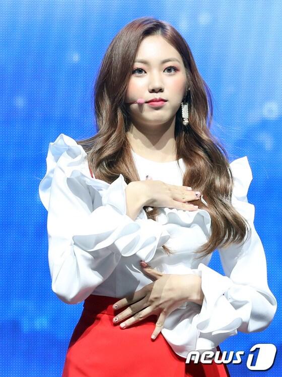 본문 이미지 - 씨엘씨(CLC) 권은빈이 3일 오후 서울 광진구 예스24 라이브홀에서 열린 여섯 번째 미니앨범 ‘프리’즘(FREE'SM)’ 쇼케이스에 참서해 신곡을 선보이고 있다. 2017.8.3./뉴스1 ⓒ News1 권현진 기자