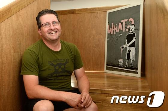 본문 이미지 - 마틴불(Martin Bull) 뱅크시 전문가가 3일 서울 종로구 아라아트센터에서 뉴스1과 인터뷰를 하고 있다. 2017.8.3/뉴스1 ⓒ News1 황기선 기자