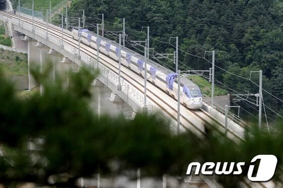 본문 이미지 - 원주~강릉 복선철도 120.7㎞ 구간 첫 시범 주행에 나선 초고속열차(KTX)가 시속 170㎞의 속도로 강릉시 남대천교의 레일을 달리고 있다. /뉴스1 ⓒ News1
