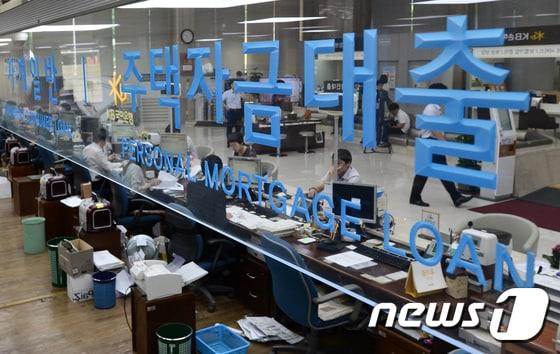 본문 이미지 - 정부의 부동산 대책인 담보인정비율(LTV)·총부채상환비율(DTI)의 효력 시행 첫 날인 3일 오후 서울의 한 은행 주택자금대출 창구가 한산한 모습을 보이고 있다.(좌우반전 사진)/뉴스1 ⓒ News1 민경석 기자