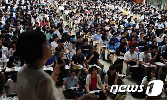 본문 이미지 - 2018학년도 대입 수시모집 대비 입시설명회에 참석한 학생·교사·학부모들이 자기소개서 작성법을 듣고 있다.  /뉴스1 ⓒ News1 여주연 기자