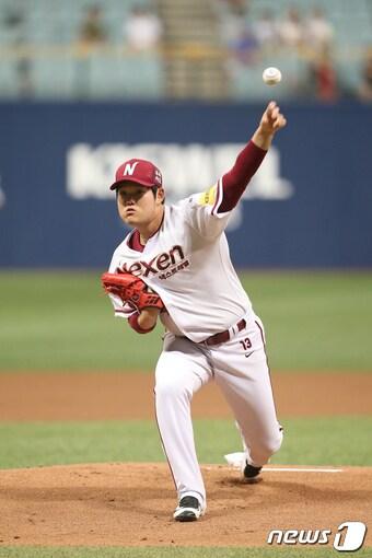 본문 이미지 - 넥센 히어로즈 왼손투수 정대현이 3일 고척 스카이돔에서 열린 SK 와이번스와의 경기에서 힘차게 공을 던지고 있다. (넥센 히어로즈 제공). ⓒ News1