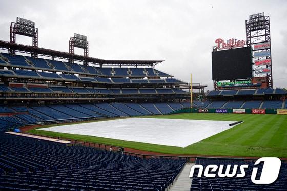 본문 이미지 - 30일(한국시간) 미국 펜실베니아주의 시티즌스뱅크파크에 비가 내려 필라델피아-애틀랜타의 경기가 취소됐다. ⓒ AFP=News1