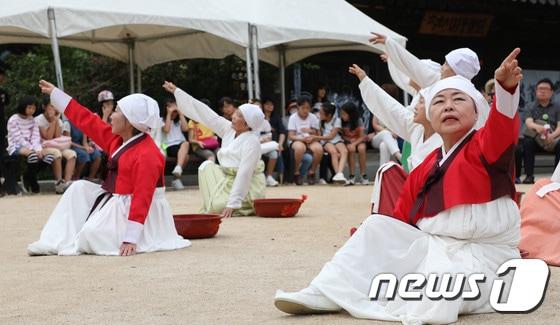 본문 이미지 - 강원도 속초시립박물관에서 돈돌라리 공연이 열리고 있다. 돈돌라리는 일제 강점기 때부터 시작됐으며 당시 독립 운동가들을 비밀리에 소집하기 위해 부르던 함경도 민요다./뉴스1 ⓒ News1 고재교 기자