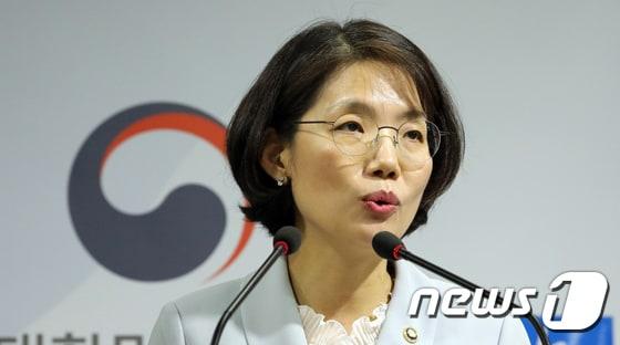 본문 이미지 - 박춘란 교육부 차관이 30일 정부세종청사 교육부 브리핑실에서 문화체육관광부와 교육부의 핵심정책토의를 마친 뒤 브리핑을 하고 있다. 2017.8.30/뉴스1 ⓒ News1 장수영 기자