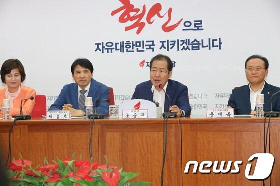본문 이미지 - 홍준표 자유한국당 대표가 30일 서울 여의도 당사에서 열린 당대표 특보단회의에서 모두발언을 하고 있다. (자유한국당 제공)2017.8.30/뉴스1 ⓒ News1 