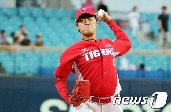 본문 이미지 - 30일 오후 대구 삼성라이온즈파크에서 열린 2017 KBO리그 프로야구 삼성라이온즈와 KIA타이거즈 경기 선발 투수로 나온 KIA 심동섭이 역투하고 있다. 2017.8.30/뉴스1 ⓒ News1 이종현 기자