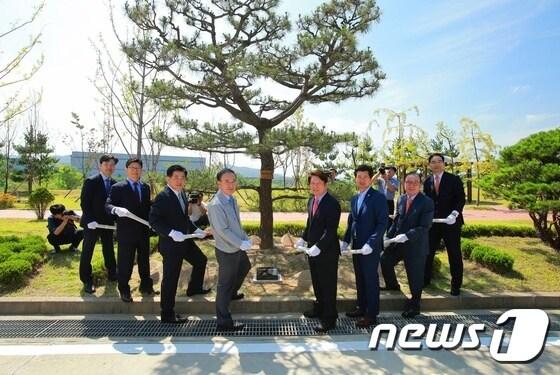 본문 이미지 - 권오갑 현대중공업 부회장(왼쪽 세번째), 윤중근 현대로보틱스 대표(왼쪽 네번째), 권영진 대구시장(왼쪽 다섯번째)이 31일 열린 현대로보틱스 출범식에서 기념식수를 하고 있다.ⓒ News1