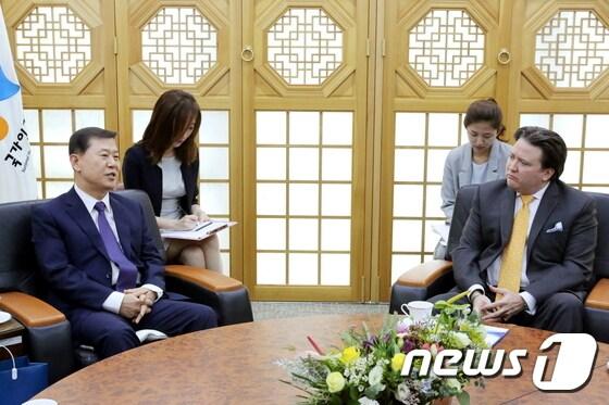 본문 이미지 - 이성호 국가인권위원장(왼쪽)이 30일 오후 3시 인권위 접견실에서 마크 내퍼 주한 미국대사 대리와 한국 사회의 인권현안과 북한인권 개선을 위한 협력방안에 대해 논의하고 있다. 2017.8.31 (인권위 제공) ⓒ News1