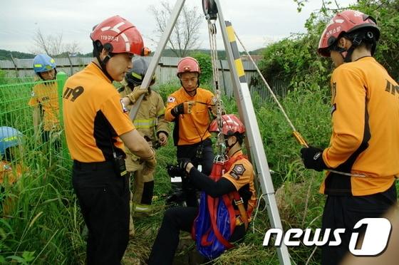 본문 이미지 - 전북 정읍소방서는 30일 오후 4시께 정읍시 영파동 분뇨처리시설 부근에서 이모(남·70)씨를 5m 깊이 맨홀에서 구조했다. (사진제공 =정읍소방서)ⓒ News1