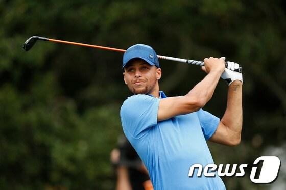본문 이미지 - NBA 스타 스테판 커리가 4일(한국시간) 열린 웹닷컴투어 엘리 메이 클래식 1라운드에서 14번홀 티샷을 날리고 있다. ⓒ AFP=News1