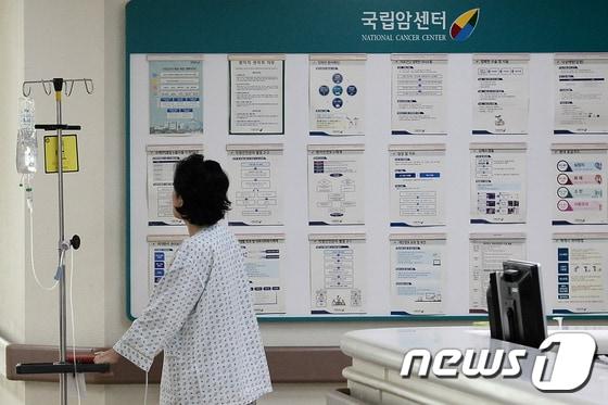 본문 이미지 - 지난 2017년 경기 고양 국립암센터에서 환자들이 복도를 오가고 있다. 앞으로 말기 암 환자뿐 아니라 회복이 어려운 에이즈(AIDS·후천성면역결핍증) 환자 등도 호스피스(완화의료) 전문기관을 이용할 수 있게  ⓒ 뉴스1 민경석 기자