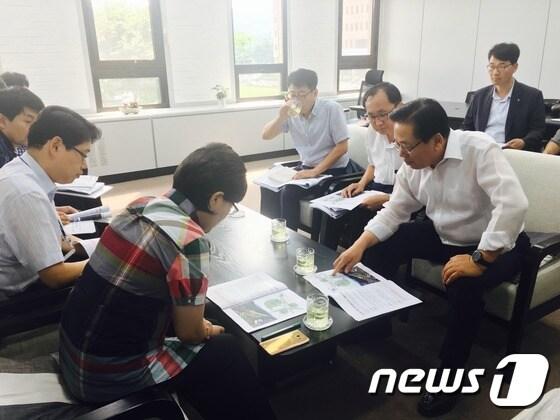 본문 이미지 - 광주지역현안 사업에 대해 건의하고 있는 조억동 시장(오른쪽 맨 앞)(광주시 제공)ⓒ News1