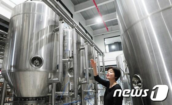 본문 이미지 - 지난 4일 제주시 한림읍 제주맥주 공장에서 열린 제주맥주 출범 미디어데이 행사에서 한 관계자가 공장 시설에 대해 설명을 하고 있다. 지난 1일부터 본격 생산에 들어간 제주맥주는 해외 크래프트 맥주사 브루클린 브루어리의 양조 기술을 적용했다.2017.8.4/뉴스1 ⓒ News1 이석형 기자
