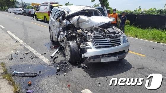 본문 이미지 - 5일 오전 11시50분께 전북 익산시 금강동의 한 도로에서 A씨(28)가 몰던 모하비 SUV 차량이 주차된 1톤 트럭을 들이받았다.(익산소방서 제공)2017.8.5/뉴스1ⓒ News1 박슬용 기자