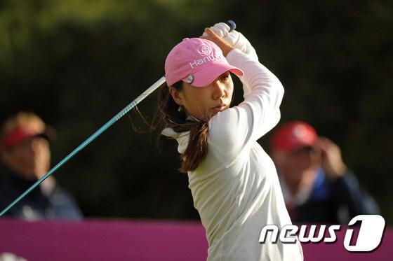 본문 이미지 - 김인경(29·한화)이 6일(한국시간) 열린 LPGA투어 브리티시 여자오픈 3라운드에서 18번홀 티샷 후 공을 바라보고 있다. ⓒ AFP=News1
