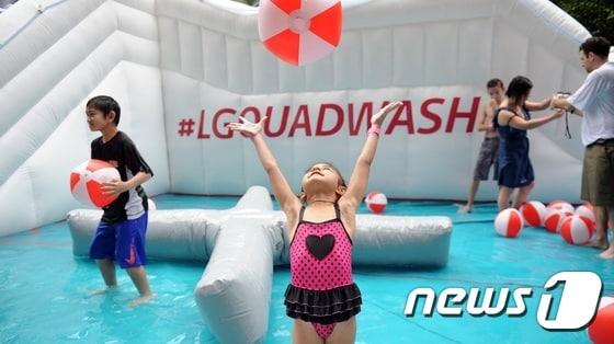 본문 이미지 - LG전자가 5일(현지시간) 미국 뉴욕 맨해튼 거리에서 열린 '시티 서머 스트리트' 행사에서 쿼드워시 식기세척기를 본 딴 LG 쿼드워시 워터파크를 개장했다. (LG전자 제공) ⓒ News1