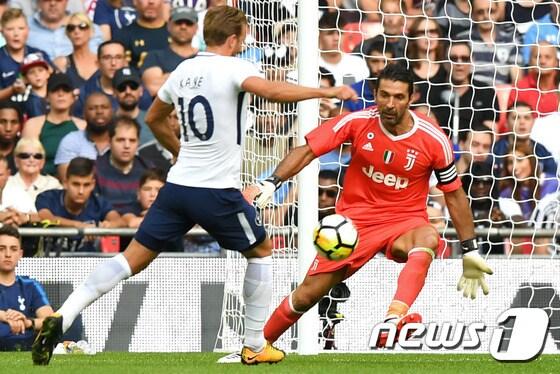 본문 이미지 - 토트넘 공격수 해리 케인이 6일(한국시간) 런던 웸블리 스타디움에서 열린 유벤투스(이탈리아)와의 친선전에서 슈팅을 날리고 있다. ⓒ AFP=News1