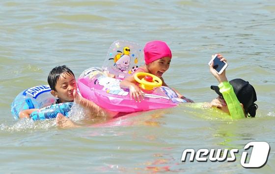 본문 이미지 - 전국 대부분 지역에 폭염이 이어진 6일 오후 전북 부안군 격포해수욕장을 찾은 아이들이 해수욕을 즐기고 있다.2017.8.6/뉴스1 ⓒ News1 문요한 기자
