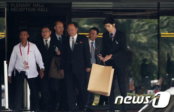 본문 이미지 - 리용호 북한 외무상이 6일 오후(현지시간) 아세안지역안보포럼(ARF)이 열리고 있는 필리핀 마닐라 필리핀 인터내셔널 컨벤션 센터(PICC)에서 중국 왕이 외교부장과의 북중 양자회담을 마친 뒤 회의장을 빠져나오고 있다. 2017.8.6/뉴스1 ⓒ News1 오대일 기자